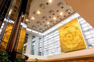 扎芬特姆布鲁塞尔机场喜来登酒店的墙上有两幅金色大画