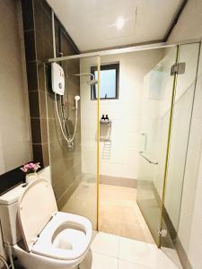 梳邦再也Damen Suite (A) Sunway Subang by DW的一间带卫生间和淋浴的浴室