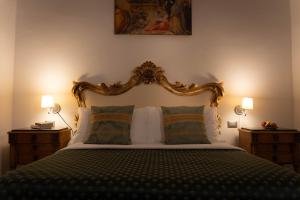 热那亚莫拉利宫酒店的一间卧室配有一张带2个床头柜的大床