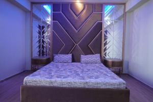 Dhok Sandemār2 BED FURNISHED APARTMENT的一间卧室配有一张大床和木制床头板