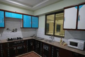 Dhok Sandemār2 BED FURNISHED APARTMENT的厨房配有水槽和微波炉
