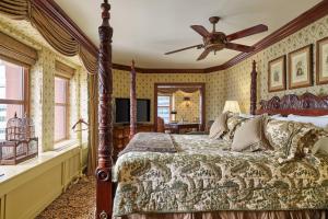 丹佛布朗宫酒店和水疗中心， 自主品牌系列的一间卧室配有一张床和吊扇