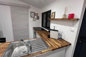堡维LA VILLA DEKO - Studio indépendant的厨房配有水槽和木制台面
