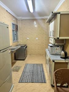 New cairoAppartment in New Cairo Madinaty的一间厨房,内配不锈钢用具