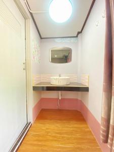 库德岛Ban Choengkao的一间带水槽和镜子的浴室