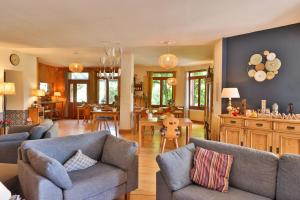 坦嫩基什Le Manoir des Sens - Forêt de Bergheim的一间带两张沙发的客厅和一间用餐室