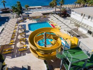 奥塔肯特佩图亚海滩度假酒店的游泳池上方的滑梯景色