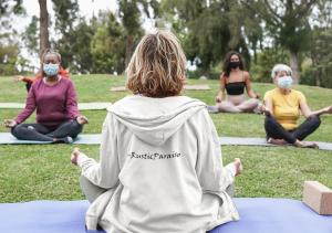 格林斯伯勒RusticParaiso: Family, Team & Group Urban Retreat的一群坐在公园里做瑜伽的人
