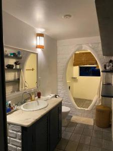 塞古罗港Nature Stay的一间带水槽、卫生间和镜子的浴室
