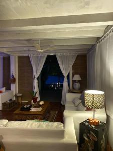 塞古罗港Nature Stay的客厅配有白色的沙发和桌子