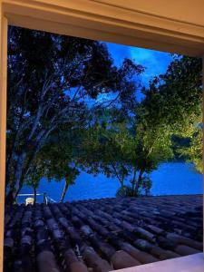 塞古罗港Nature Stay的从房子的窗户欣赏水景