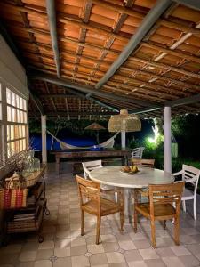 塞古罗港Nature Stay的一个带桌椅和天花板的庭院