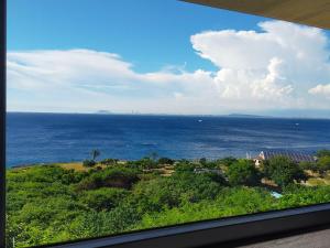 小琉球岛蓝色海湾的从窗户可欣赏到海景