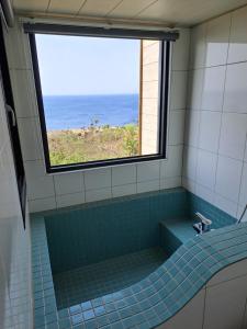 小琉球岛蓝色海湾的设有带大窗户和美景浴缸的浴室