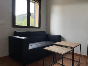 洛索亚河畔加尔甘蒂利亚Apartamentos Los Pocillos的窗户房间里一张沙发和一张桌子