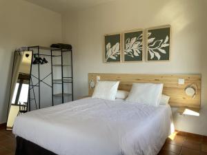 洛索亚河畔加尔甘蒂利亚Apartamentos Los Pocillos的卧室配有一张带两个枕头的大白色床