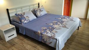 塔卡马卡Dovass Self Catering Apartments的一张带蓝色被子和枕头的床