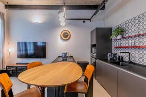 特拉维夫דירה מדהימה ניו יורק בתל אביב的厨房配有木桌和桌椅