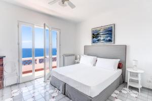 马萨鲁布朗斯Villa Dafne的一间卧室设有一张床,享有海景