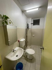 芙蓉Homestay Hana Senawang的一间带卫生间和水槽的浴室