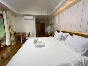 NongkhiawNongkhiaw The Float House的卧室配有带毛巾的大型白色床