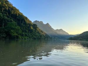 NongkhiawNongkhiaw The Float House的享有山脉背景的河流美景