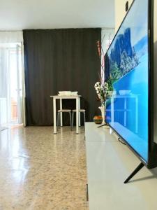 乌斯季卡缅诺戈尔斯克Уютная студия на Ауэзова 3的客厅配有电视和桌子