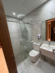 丹吉尔Twin Hotel Tanger的带淋浴、卫生间和盥洗盆的浴室