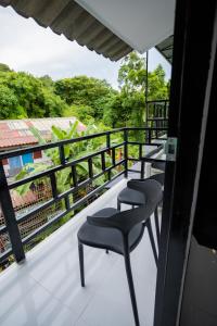 皮皮岛The Bright House, Koh Phi Phi的美景阳台,配有两把椅子
