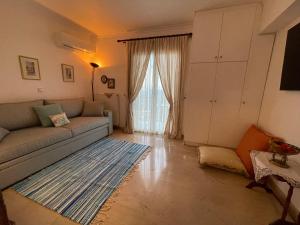 派莱卡斯Schönes Familienappartement in Pelekas, Corfu mit Meerblick的带沙发和地毯的客厅