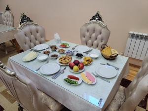 希瓦Khiva Siyovush Hotel的一张桌子,上面放着食物盘