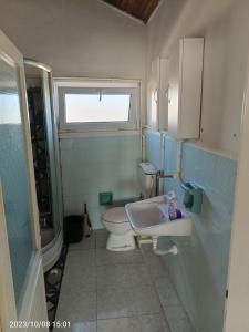 MarmaraereglisiDENİZ YILDIZI的一间带卫生间、水槽和窗户的浴室