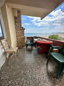 MarmaraereglisiDENİZ YILDIZI的一个带椅子和桌子的庭院,享有海滩美景