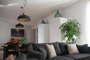 比通托B&B Le Terrazze Lama Balice - ex B&B SanLorenzo的客厅配有沙发和桌子