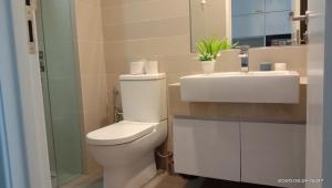 吉隆坡ACS home的浴室配有白色卫生间和盥洗盆。