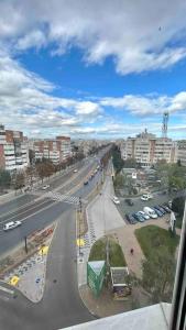 BuzăuGeorgiana’s central apartment的城市街道的空中景观和建筑