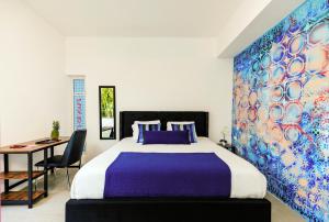 棕榈滩Privada Stays - Lofts with Private Pool and Oasis, near Eagle Beach的一间卧室配有一张大床、一张桌子和一张桌子