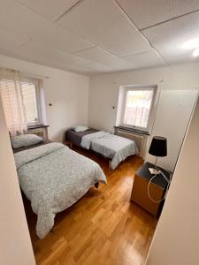 马尔默HBA Appartments的一间卧室配有两张床和镜子