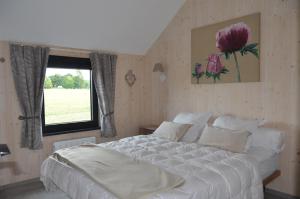 巴利瑟尔La clef des bois的卧室设有一张白色大床和一扇窗户。