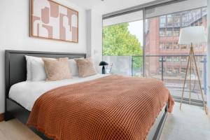 伦敦Exquisite 2 Bed Soho Central Apartment Sleeps 6的一间卧室设有一张床和一个大窗户