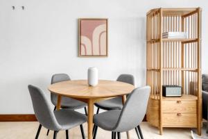 伦敦Exquisite 2 Bed Soho Central Apartment Sleeps 6的一间带木桌和椅子的用餐室
