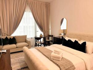 Al QurayyahClassy Studio in Masdar City的一间带大床的卧室和一间客厅