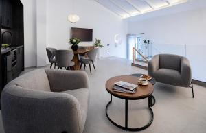雅典New Villa In Downtown的客厅配有两把椅子和一张桌子