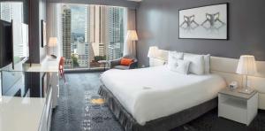 巴拿马城奥托格拉夫品牌系列索提斯酒店的一间酒店客房,设有一张大床和一个大窗户