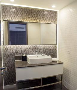 巴拿马城奥托格拉夫品牌系列索提斯酒店的一间带水槽和大镜子的浴室