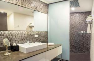 巴拿马城奥托格拉夫品牌系列索提斯酒店的一间带水槽和淋浴的浴室