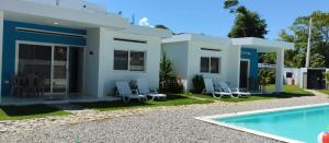 拉斯特拉纳斯Casa merengue的一座带游泳池和房子的别墅