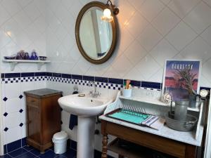 阿格诺Chez Rosa的一间带水槽和镜子的浴室