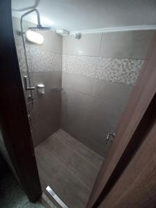 斯卡拉埃雷索萨福酒店的浴室里设有玻璃门淋浴