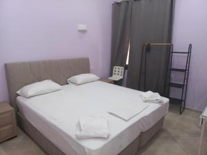 斯卡拉埃雷索萨福酒店的一间卧室配有一张带白色床单的大床